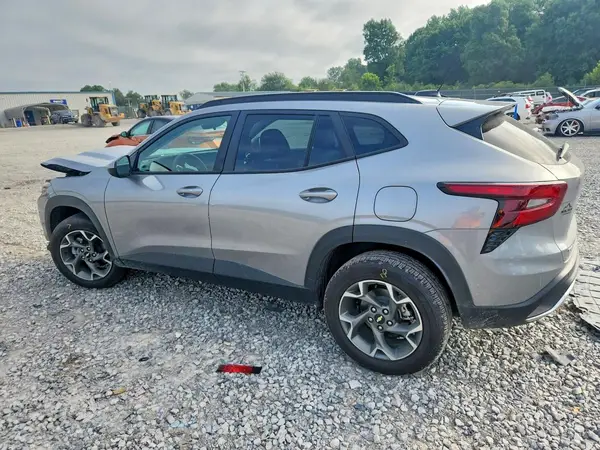 KL77LHEP8TC094011 2026 CHEVROLET TRAX - Image 2