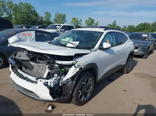 KL77LHEP8TC107162 2026 CHEVROLET TRAX - Image 2