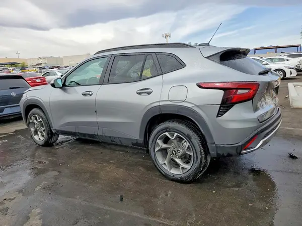 KL77LHEP8TC124317 2026 CHEVROLET TRAX - Image 2