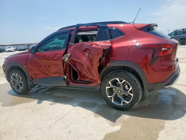 KL77LHEP9SC004041 2025 CHEVROLET TRAX - Image 2