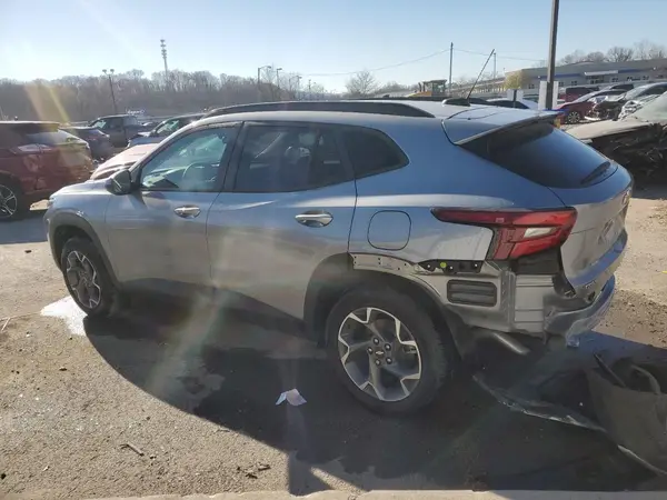 KL77LHEP9SC009207 2025 CHEVROLET TRAX - Image 2