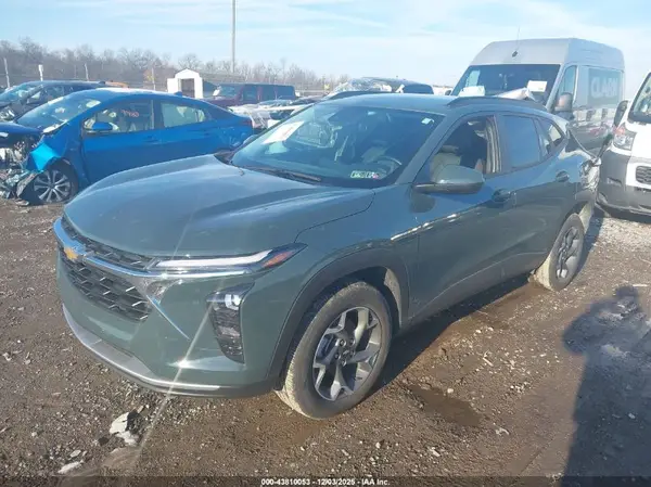 KL77LHEP9SC027805 2025 CHEVROLET TRAX - Image 2