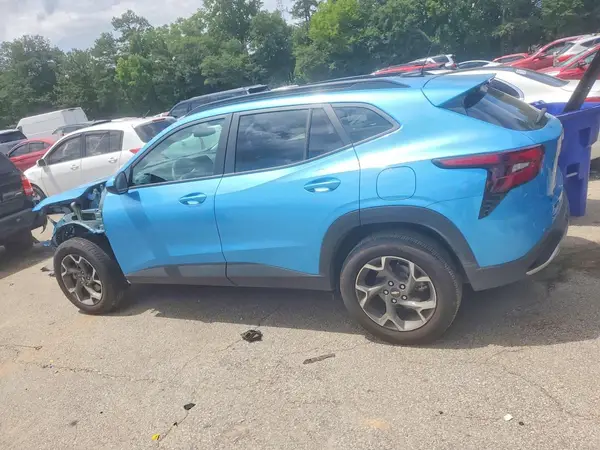KL77LHEP9SC030025 2025 CHEVROLET TRAX - Image 2