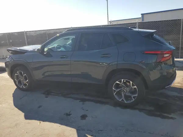 KL77LHEP9SC040876 2025 CHEVROLET TRAX - Image 2