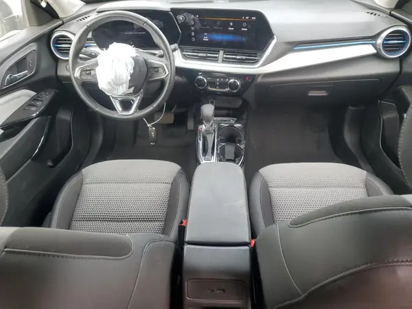 KL77LHEP9SC043275 2025 CHEVROLET TRAX - Image 8