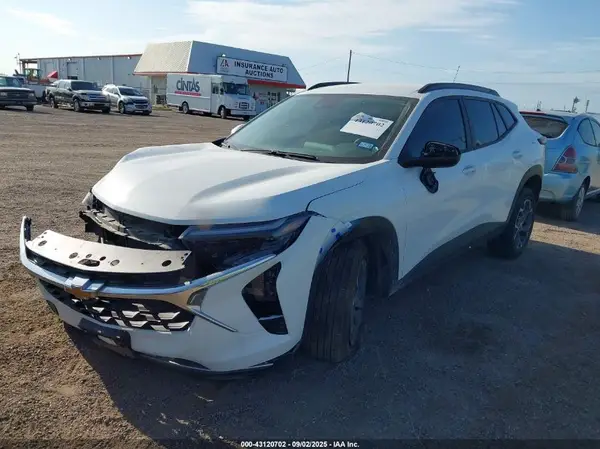 KL77LHEP9SC045849 2025 CHEVROLET TRAX - Image 2