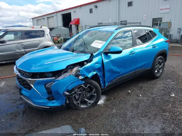 KL77LHEP9SC058617 2025 CHEVROLET TRAX - Image 2