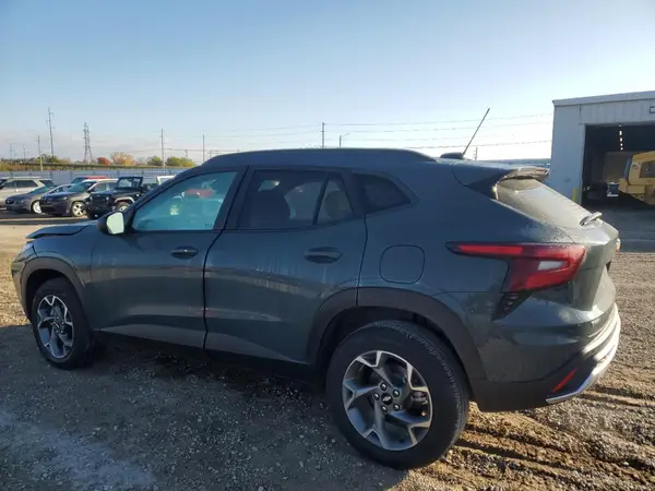KL77LHEP9SC059637 2025 CHEVROLET TRAX - Image 2
