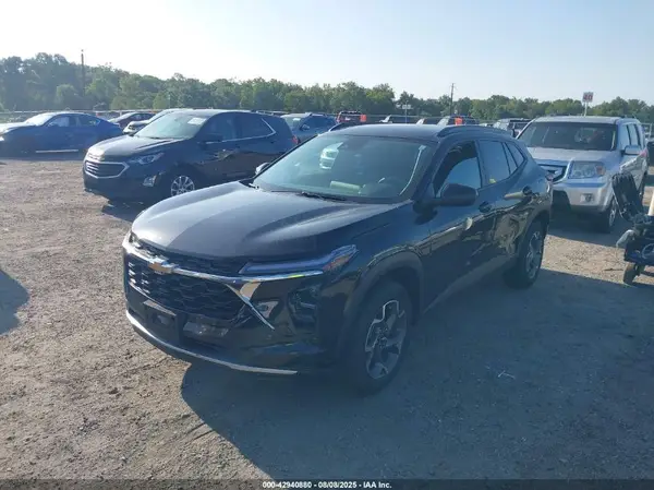 KL77LHEP9SC074042 2025 CHEVROLET TRAX - Image 2