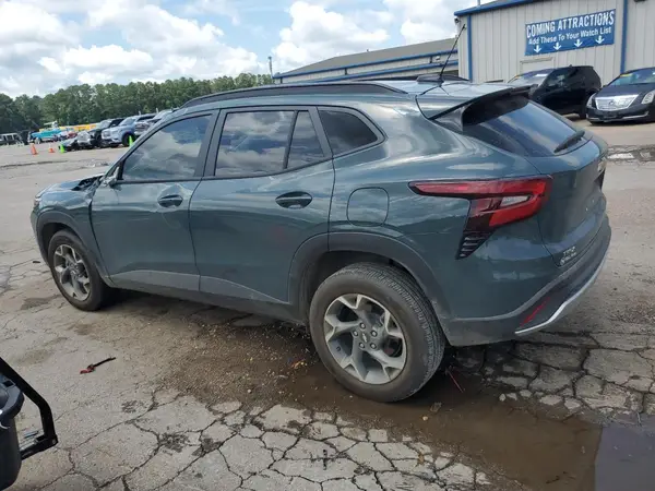KL77LHEP9SC078527 2025 CHEVROLET TRAX - Image 2