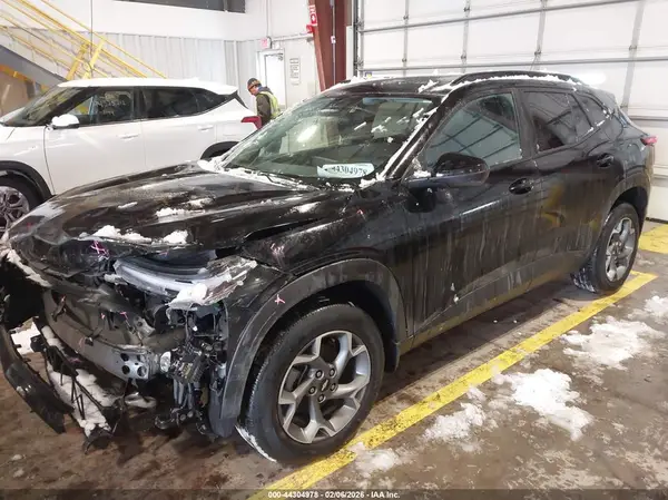 KL77LHEP9SC081489 2025 CHEVROLET TRAX - Image 2