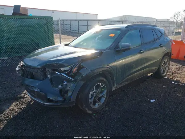 KL77LHEP9SC083579 2025 CHEVROLET TRAX - Image 2