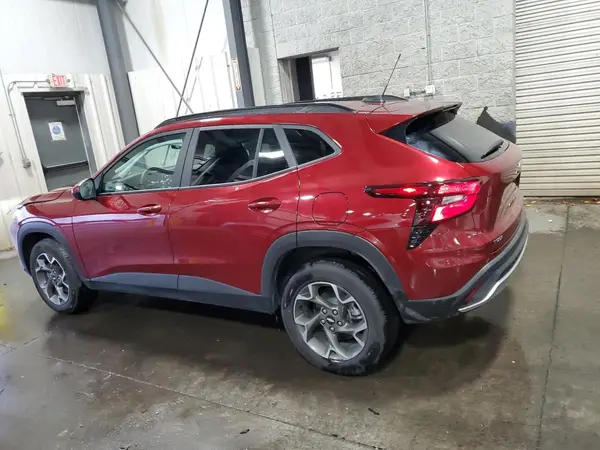 KL77LHEP9SC083596 2025 CHEVROLET TRAX - Image 2