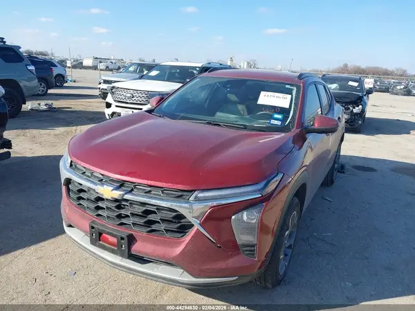 KL77LHEP9SC084103 2025 CHEVROLET TRAX - Image 2