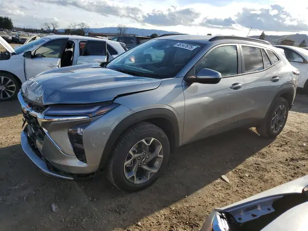 KL77LHEP9SC086658 2025 CHEVROLET TRAX - Image 1