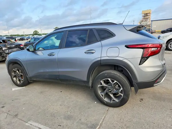 KL77LHEP9SC090113 2025 CHEVROLET TRAX - Image 2