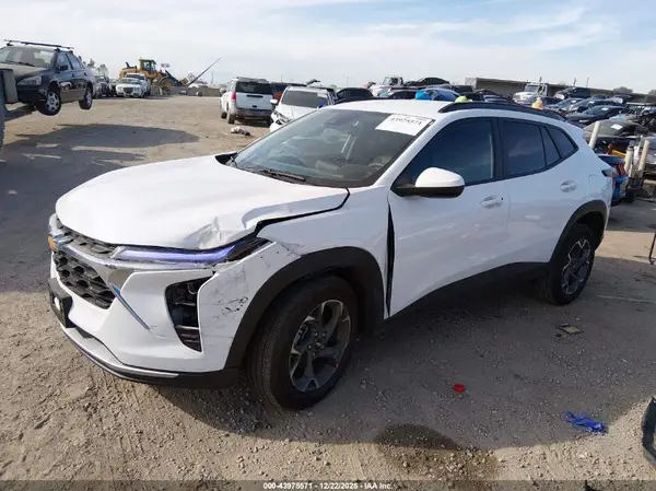 KL77LHEP9SC093240 2025 CHEVROLET TRAX - Image 2