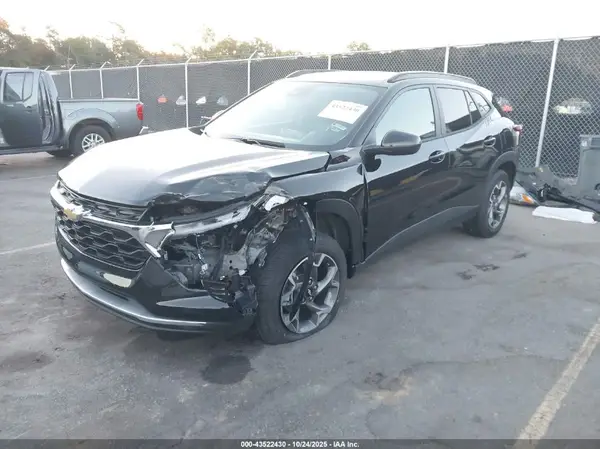 KL77LHEP9SC102373 2025 CHEVROLET TRAX - Image 2