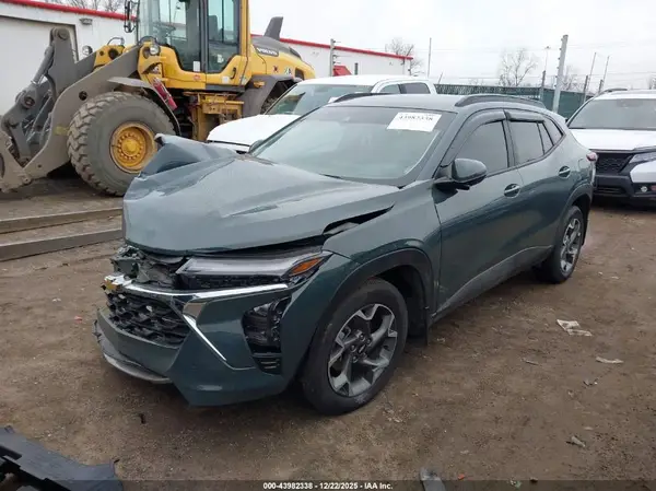 KL77LHEP9SC110120 2025 CHEVROLET TRAX - Image 2