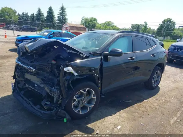 KL77LHEP9SC111106 2025 CHEVROLET TRAX - Image 2