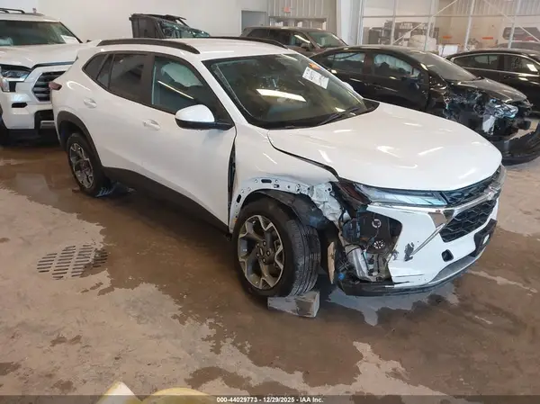 KL77LHEP9SC121084 2025 CHEVROLET TRAX - Image 1
