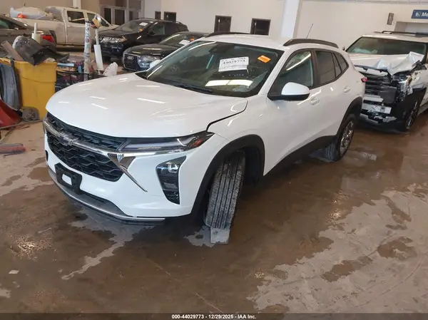 KL77LHEP9SC121084 2025 CHEVROLET TRAX - Image 2