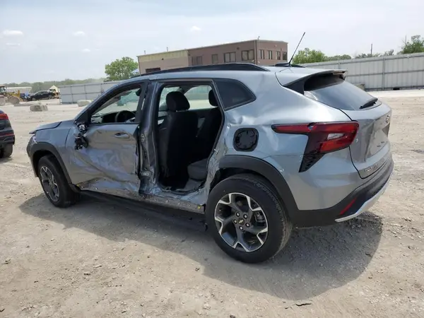 KL77LHEP9SC121179 2025 CHEVROLET TRAX - Image 2