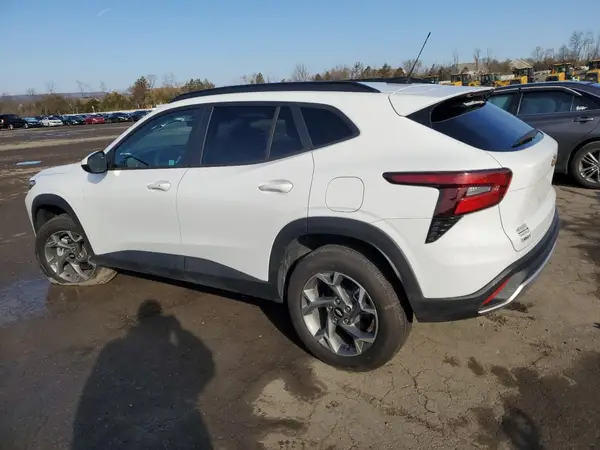 KL77LHEP9SC136880 2025 CHEVROLET TRAX - Image 2