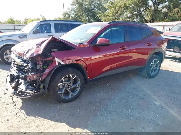 KL77LHEP9SC143943 2025 CHEVROLET TRAX - Image 2