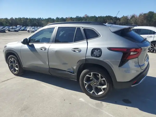 KL77LHEP9SC193273 2025 CHEVROLET TRAX - Image 2