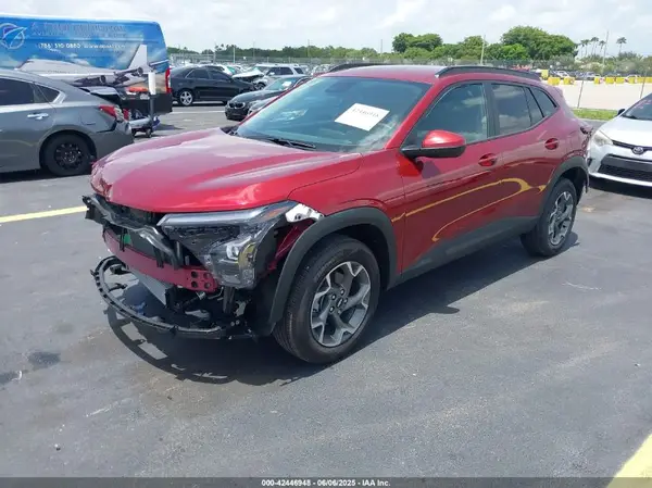 KL77LHEP9SC194245 2025 CHEVROLET TRAX - Image 2