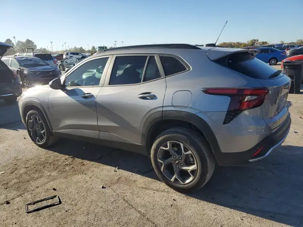 KL77LHEP9SC224005 2025 CHEVROLET TRAX - Image 2