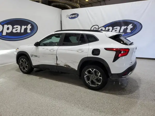 KL77LHEP9SC225381 2025 CHEVROLET TRAX - Image 2
