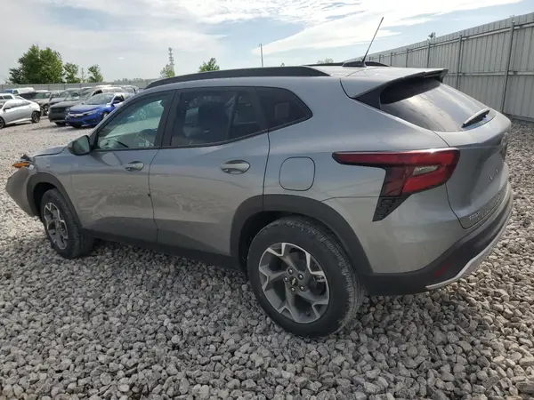 KL77LHEP9SC240902 2025 CHEVROLET TRAX - Image 2