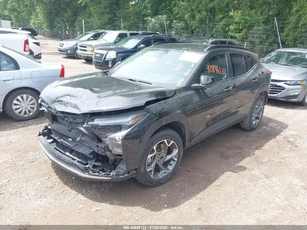 KL77LHEP9SC243721 2025 CHEVROLET TRAX - Image 2