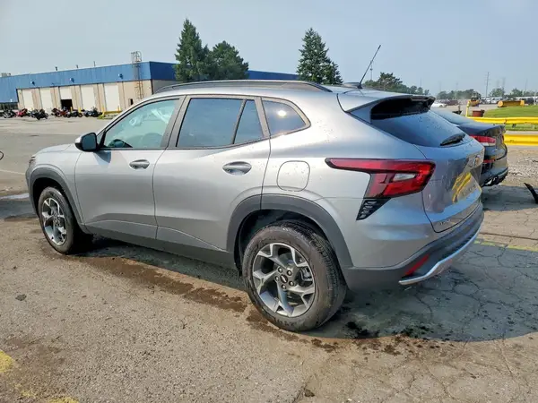 KL77LHEP9SC244027 2025 CHEVROLET TRAX - Image 2