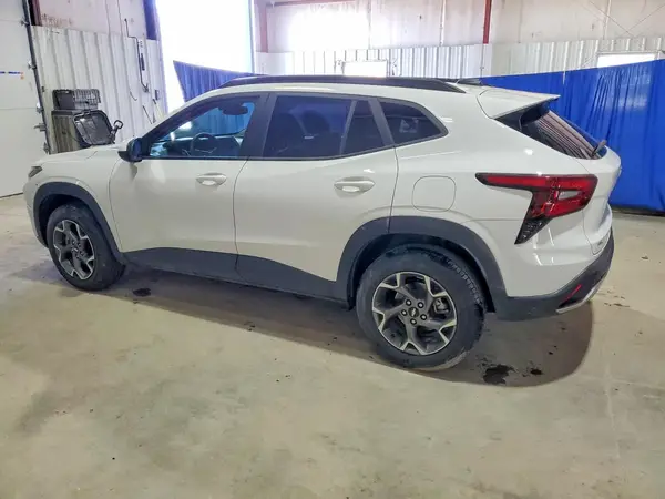 KL77LHEP9SC248756 2025 CHEVROLET TRAX - Image 2