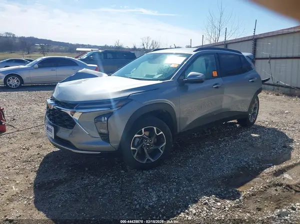 KL77LHEP9SC256937 2025 CHEVROLET TRAX - Image 2