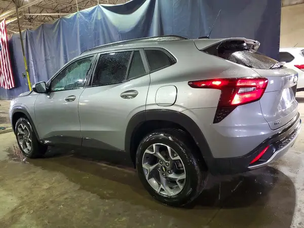 KL77LHEP9SC263189 2025 CHEVROLET TRAX - Image 2