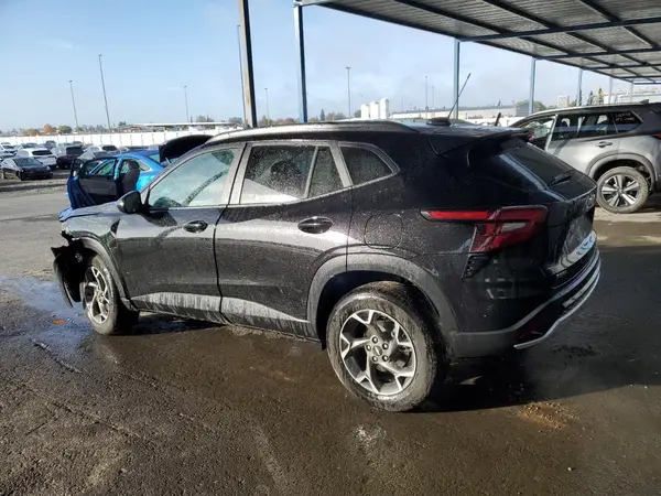 KL77LHEP9SC273897 2025 CHEVROLET TRAX - Image 2