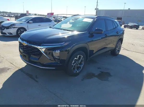 KL77LHEP9SC281305 2025 CHEVROLET TRAX - Image 2