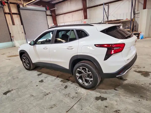 KL77LHEP9SC306882 2025 CHEVROLET TRAX - Image 2