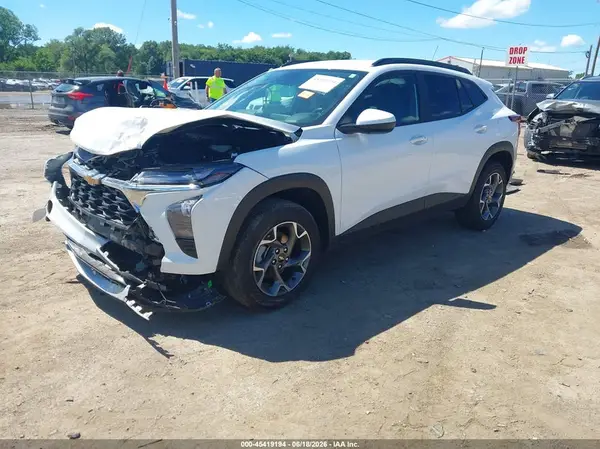 KL77LHEP9SC309393 2025 CHEVROLET TRAX - Image 2