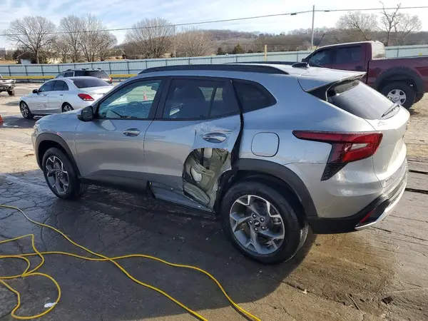 KL77LHEP9SC311239 2025 CHEVROLET TRAX - Image 2