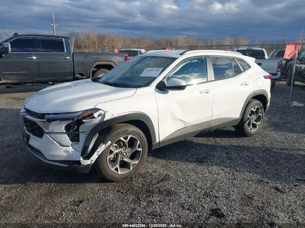 KL77LHEP9SC319907 2025 CHEVROLET TRAX - Image 2