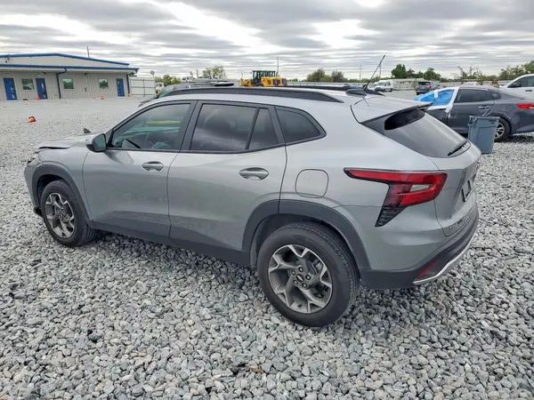 KL77LHEP9SC328722 2025 CHEVROLET TRAX - Image 2