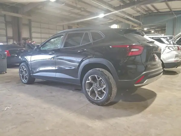 KL77LHEP9SC329837 2025 CHEVROLET TRAX - Image 2