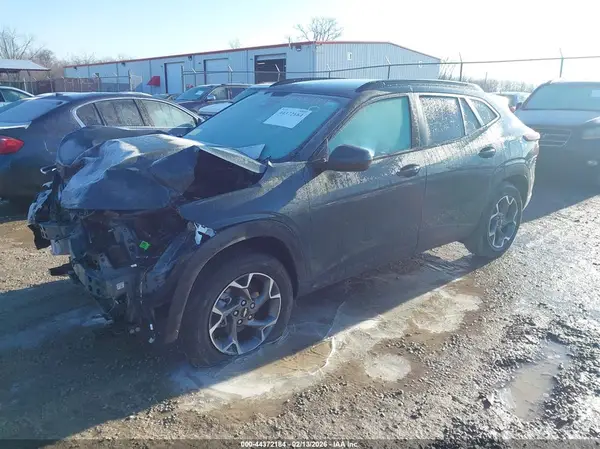 KL77LHEP9TC028700 2026 CHEVROLET TRAX - Image 2