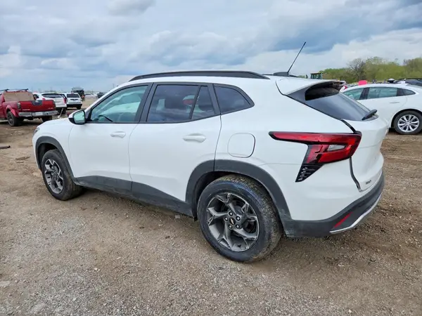 KL77LHEP9TC056321 2026 CHEVROLET TRAX - Image 2