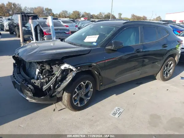 KL77LHEPXSC002458 2025 CHEVROLET TRAX - Image 2
